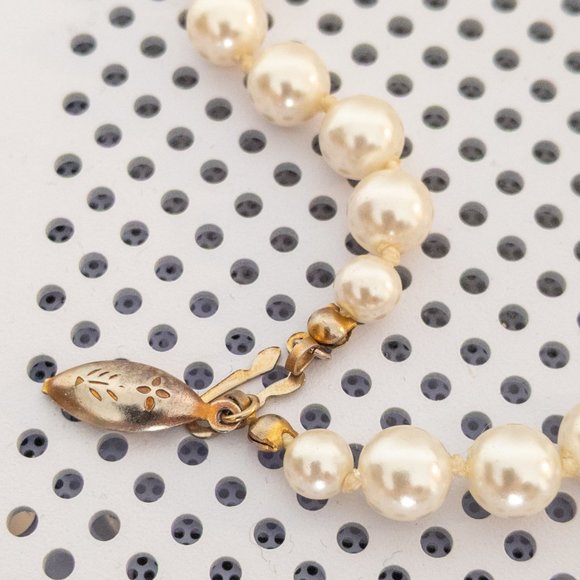 Vintage Faux Pearl Bracelet Cream White Metal Clasp Classic Preppy Wedding Bead - Picture 4 of 4
